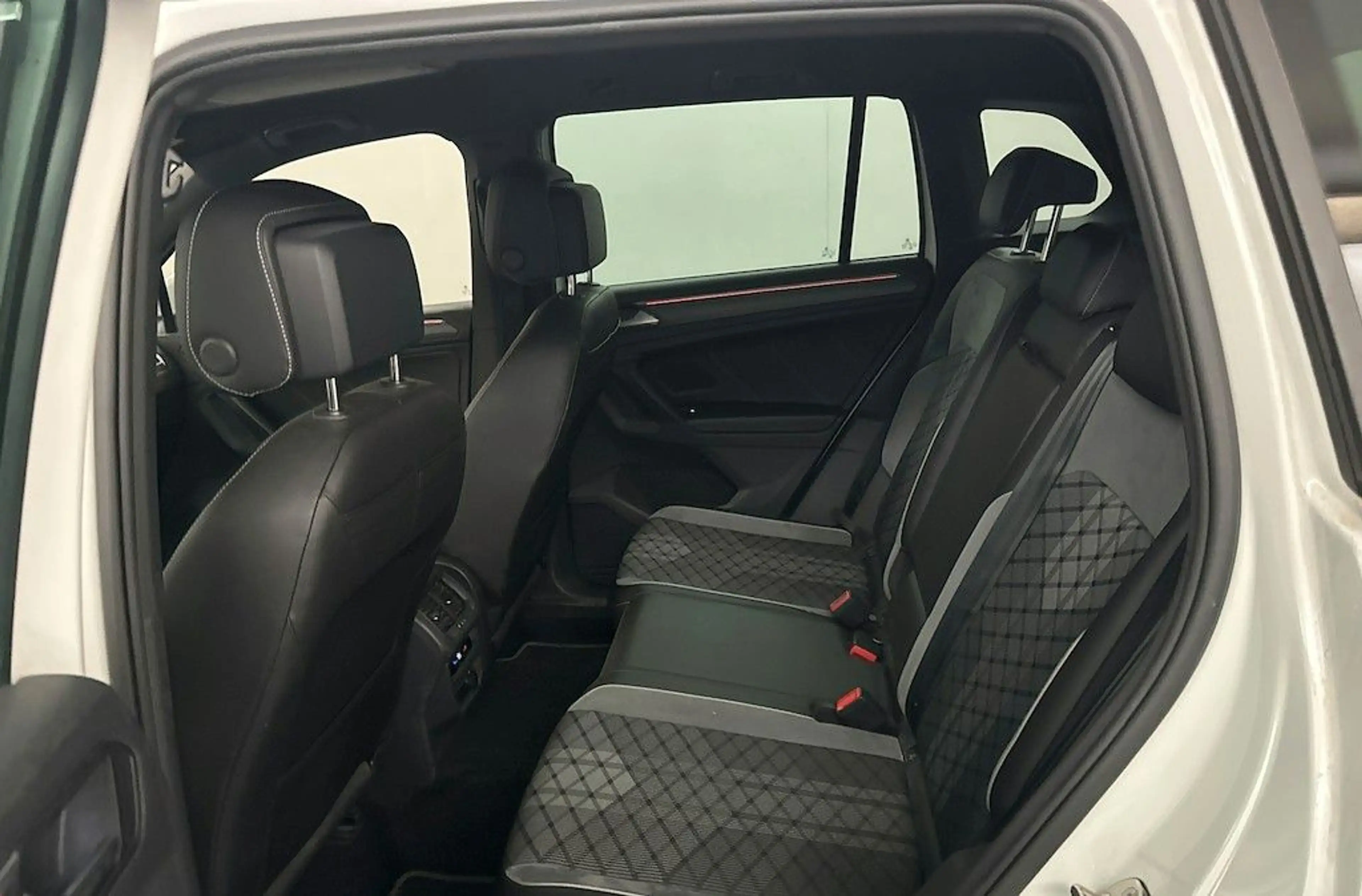 Volkswagen Tiguan R-Line 4Motion/ — photo 8