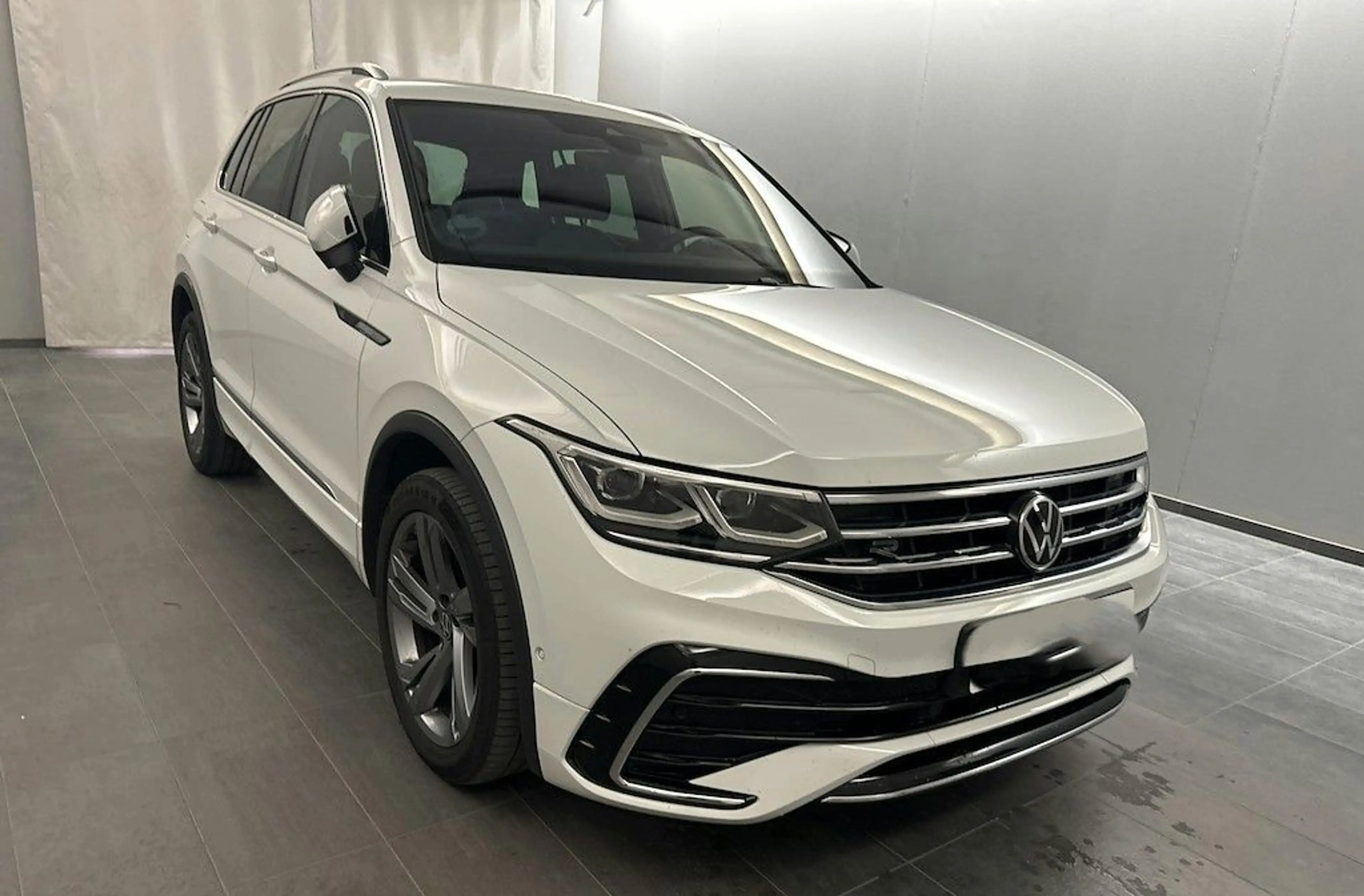 Volkswagen Tiguan R-Line 4Motion/ — photo 3