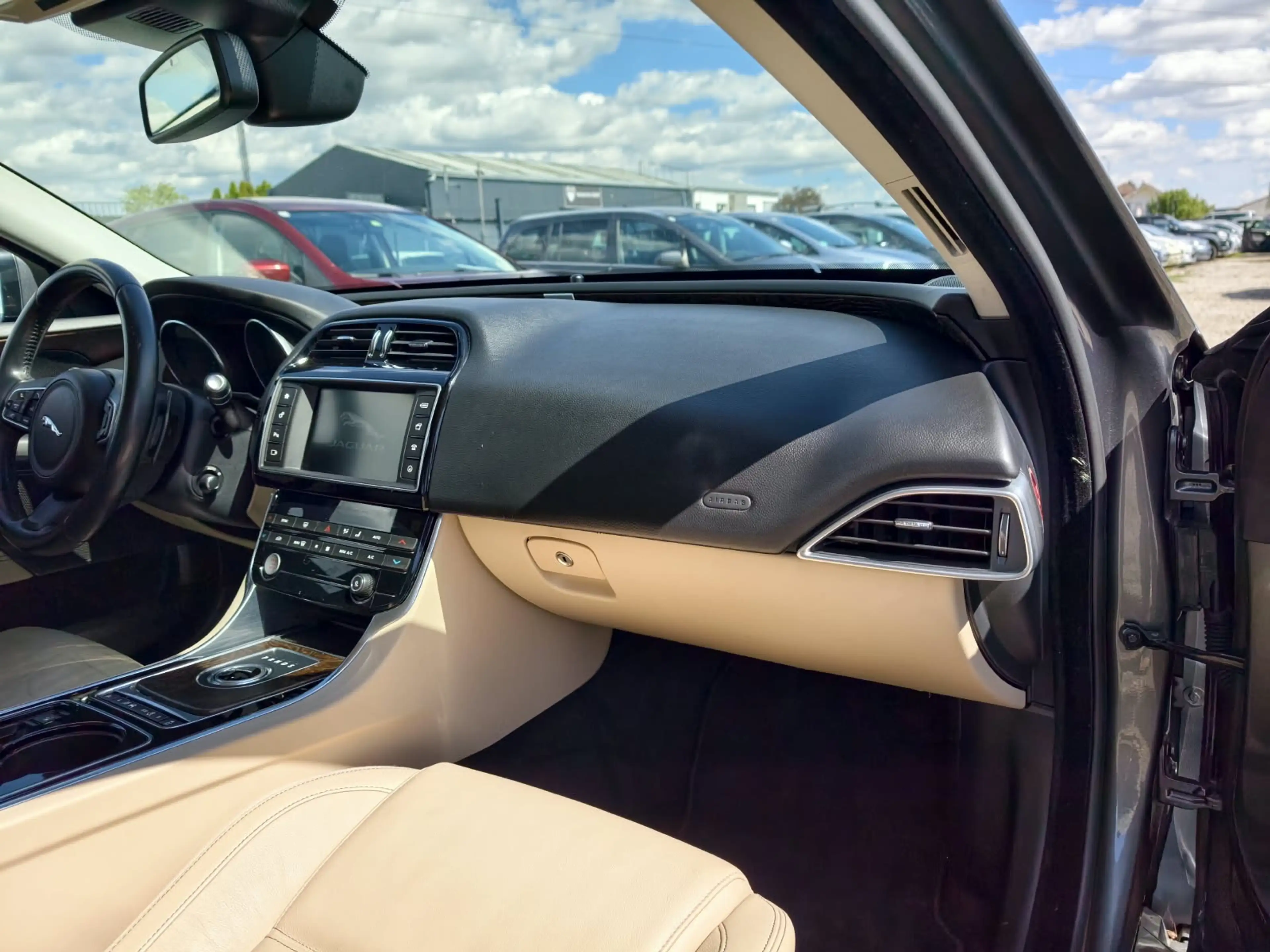 Jaguar XE — photo 8