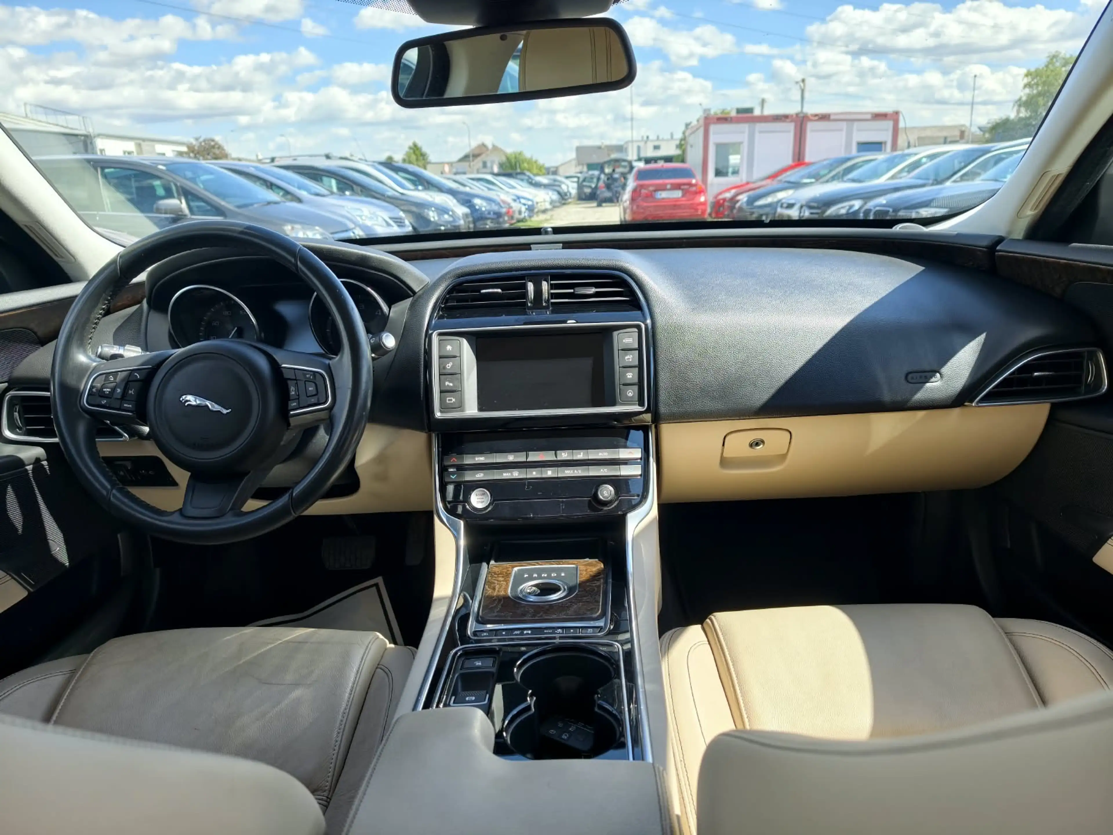 Jaguar XE — photo 13