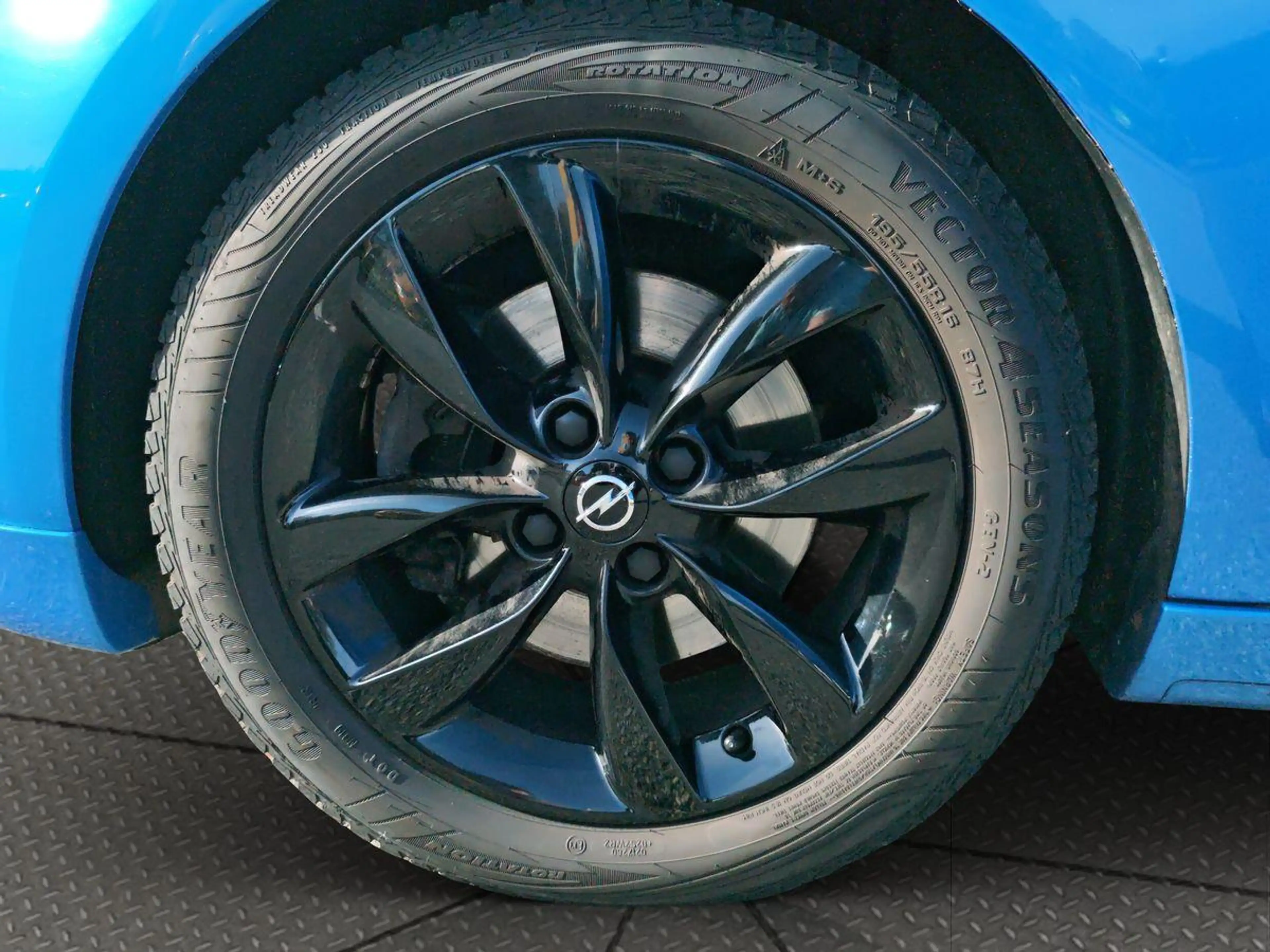 Opel Adam Glam 1.0 OPC-Line Carbon PDC/SHZ-LHZ/Pano — photo 23