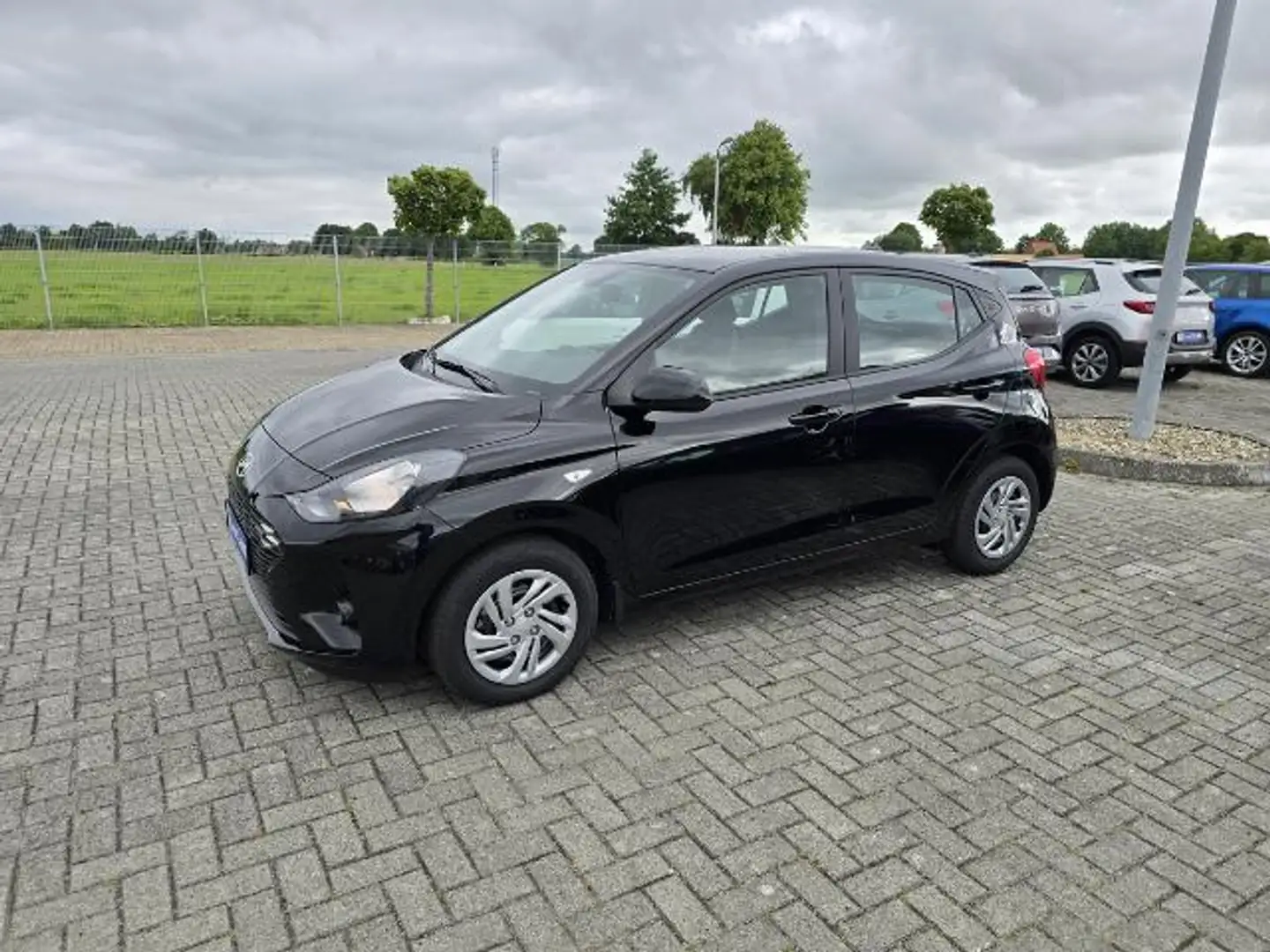 Hyundai i10 1.0 5MT Navi Rückfahrkamera SHZ DAB beh. Lenkrad Schwarz - 2