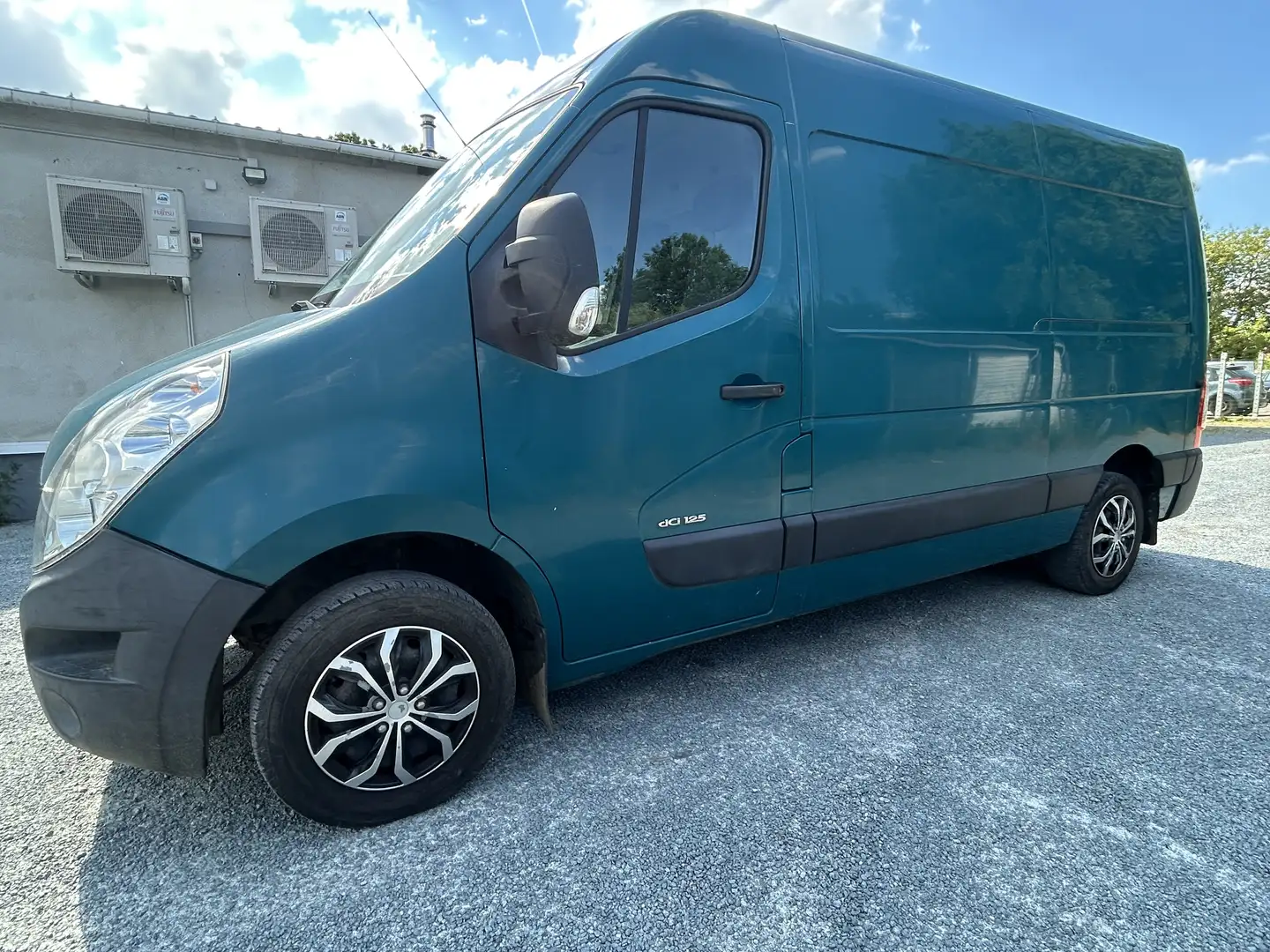 Renault Master demare et roule - bruit niveau moteur . - 1