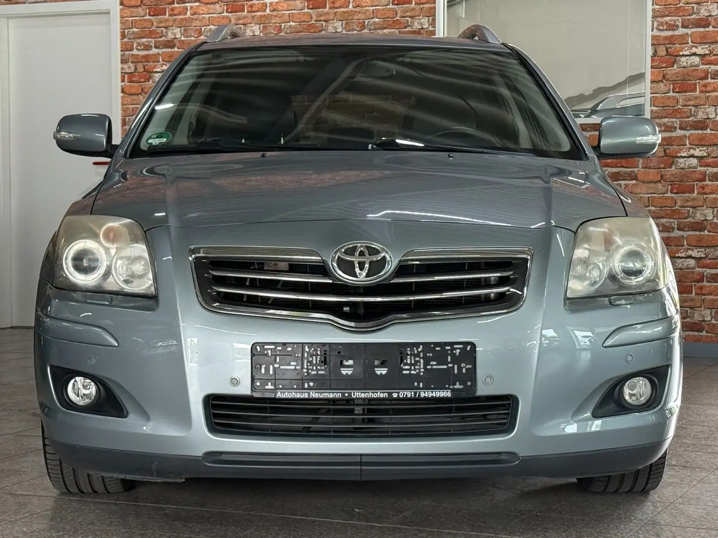 Toyota Avensis Kombi 2.4-Automatik-Leder-Navi-AHK-Xenon Срібний - 2