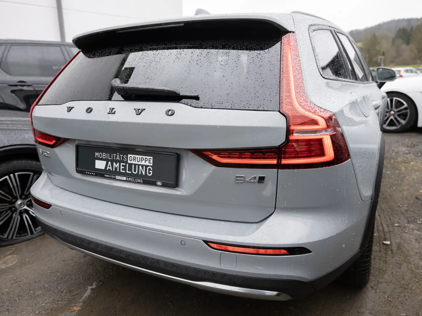 Volvo V60 Cross Country B4 Plus AWD NAVI LED AHK Grau - 2