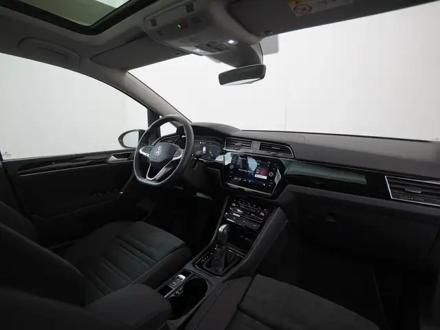 Volkswagen Touran view 5