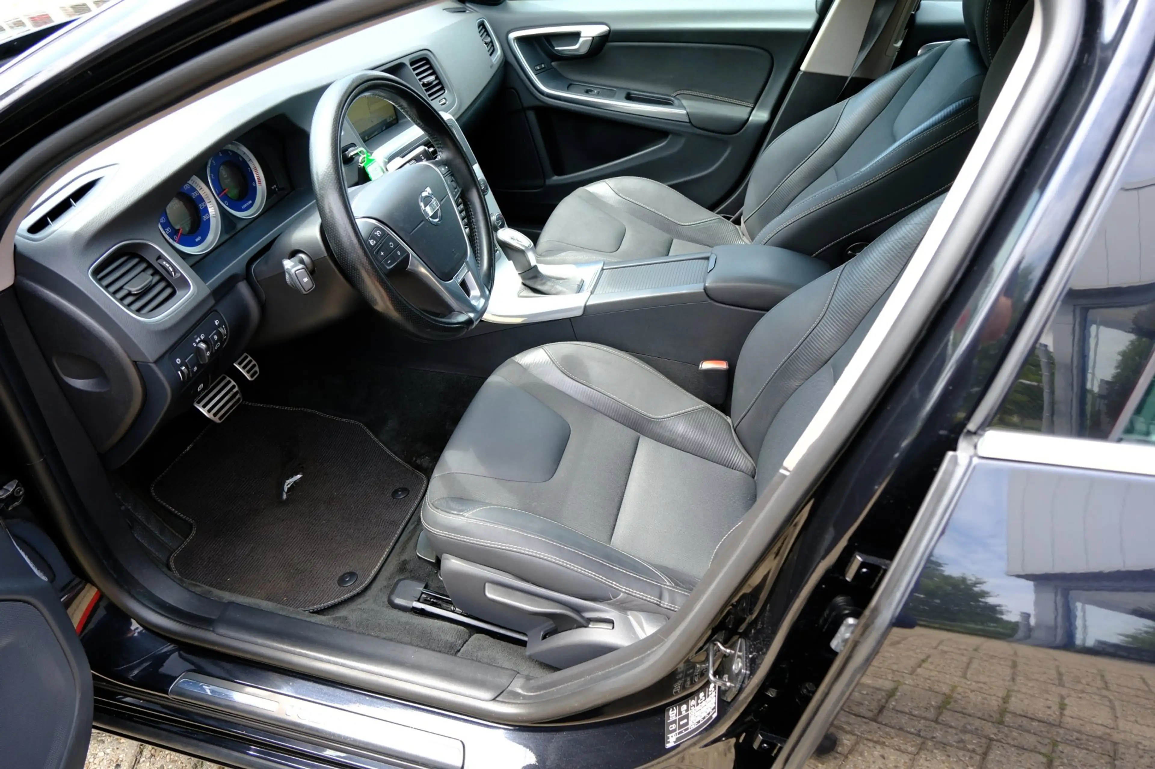 Volvo S60 1.6 T3 150pk R-Design Aut. Navi|Clima|LMV|Half Led — photo 2