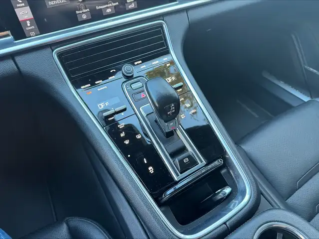 Porsche Panamera view 16