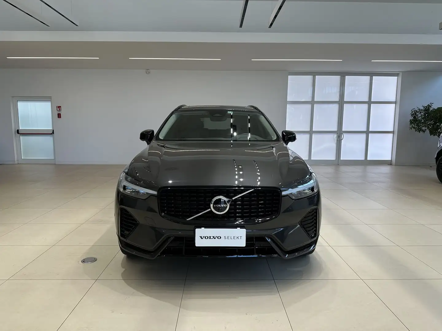 Volvo XC60 T6 Plug-in hybrid AWD automatico Plus Dark Grigio - 2