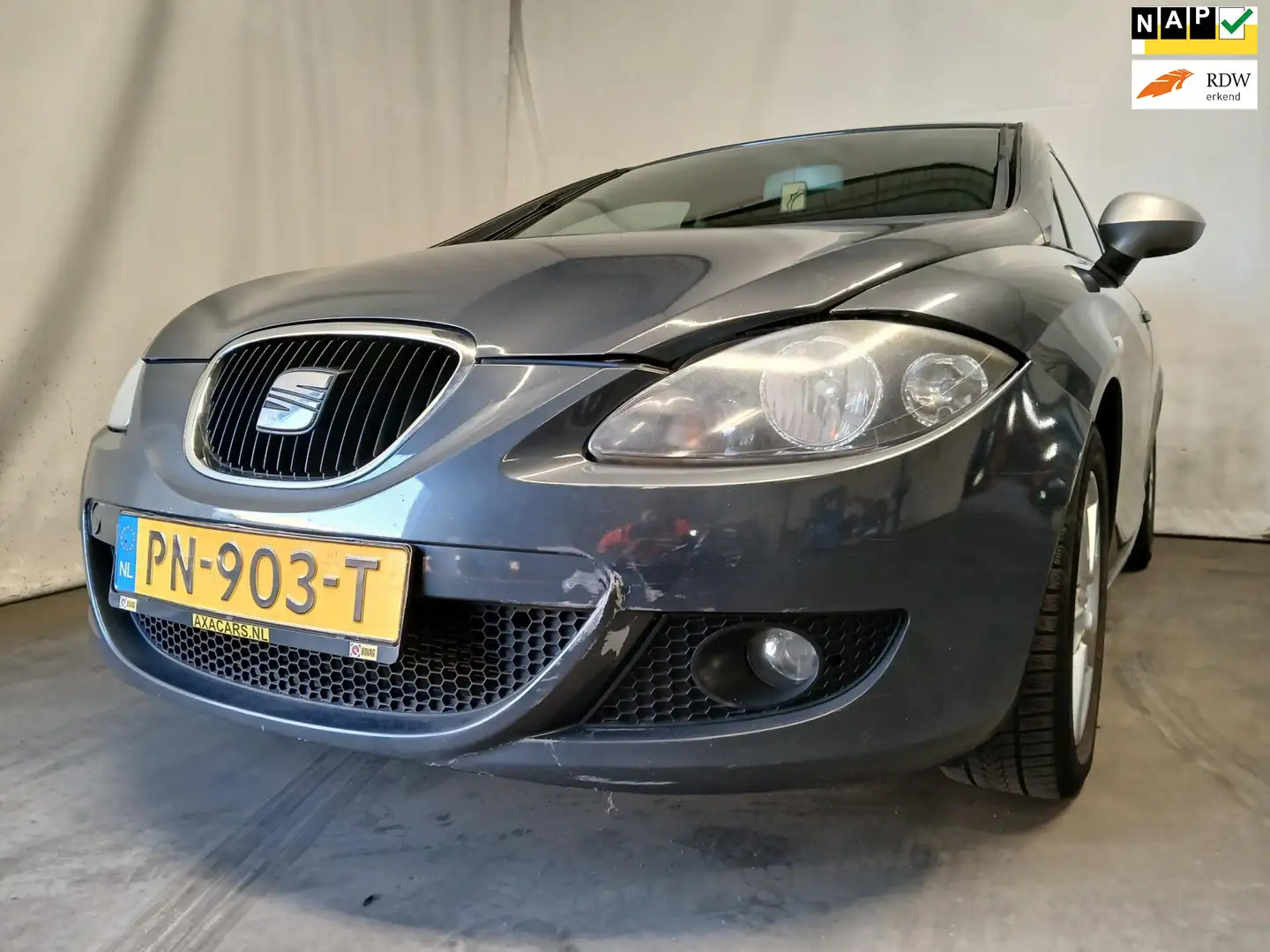 SEAT Leon 1.4 TSI 25 Edition I - Airco Šedá - 1