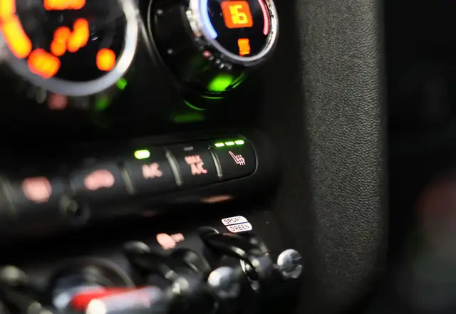 Mini Convertible view 24