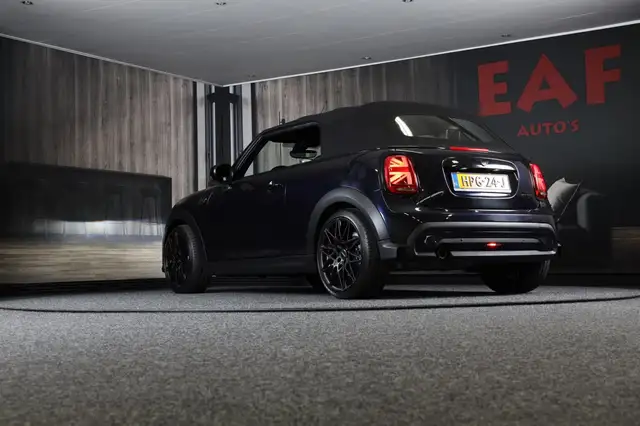 Mini Convertible view 4