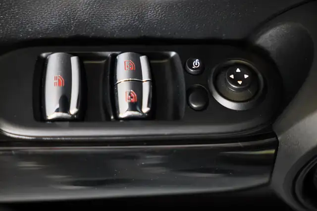Mini Convertible view 22