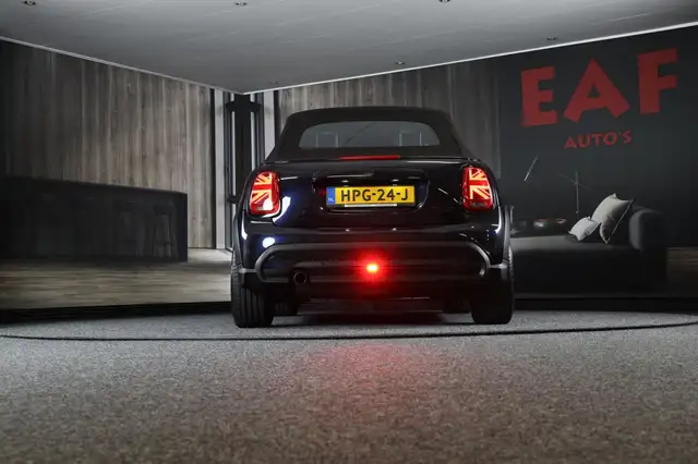 Mini Convertible view 29