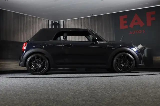 Mini Convertible view 30