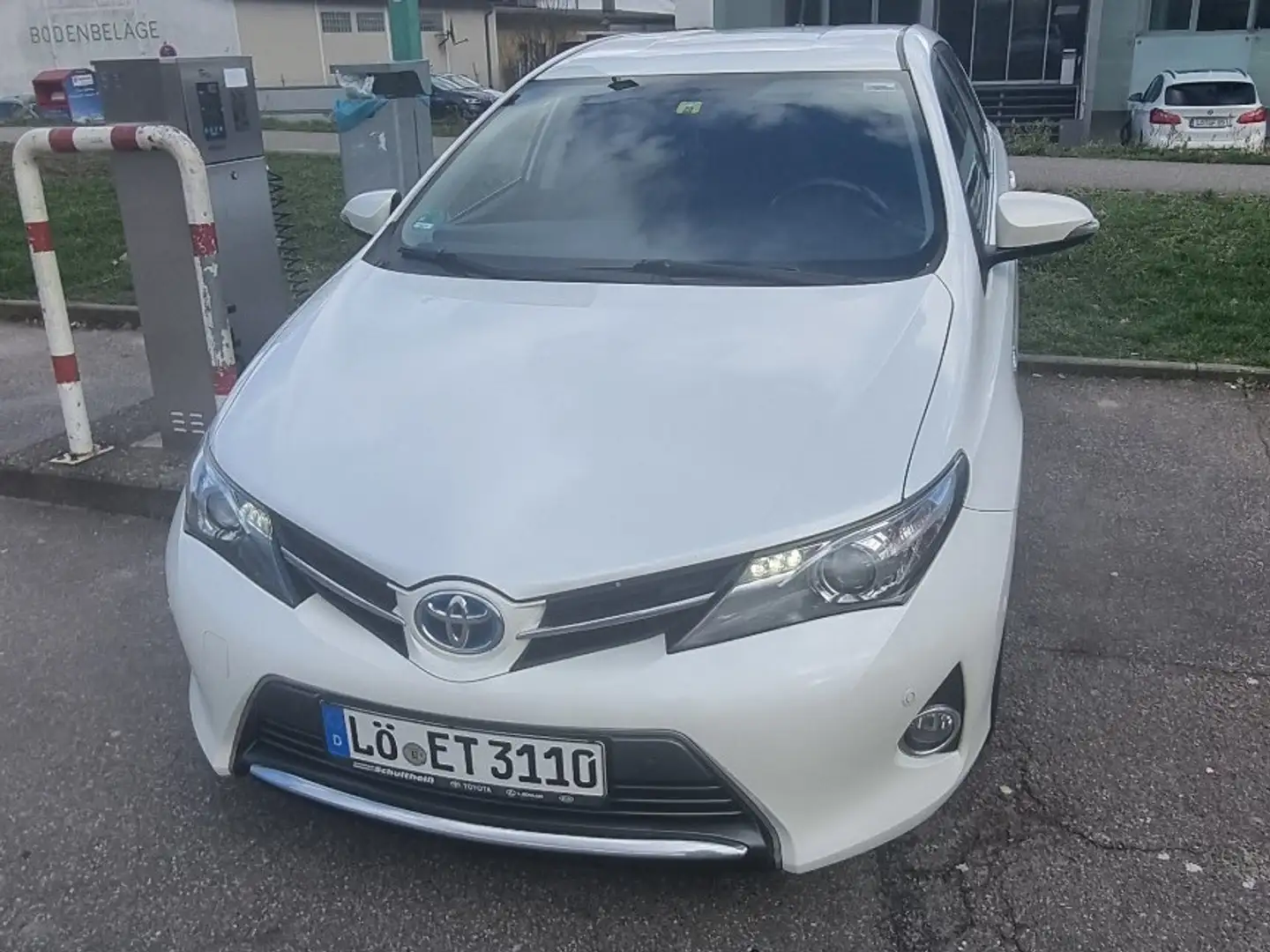 Toyota Auris Hybrid Білий - 1