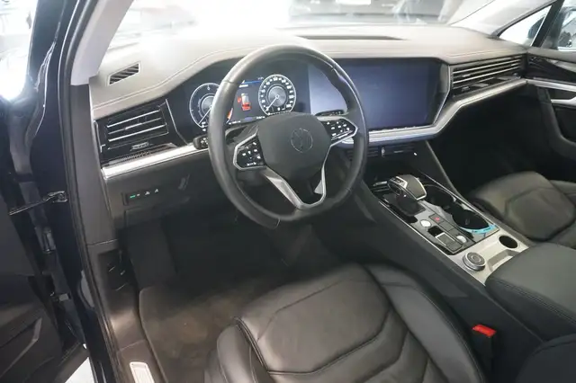 Volkswagen Touareg view 7