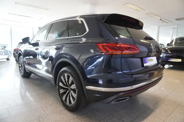 Volkswagen Touareg view 4