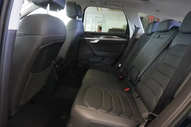 Volkswagen Touareg view 10