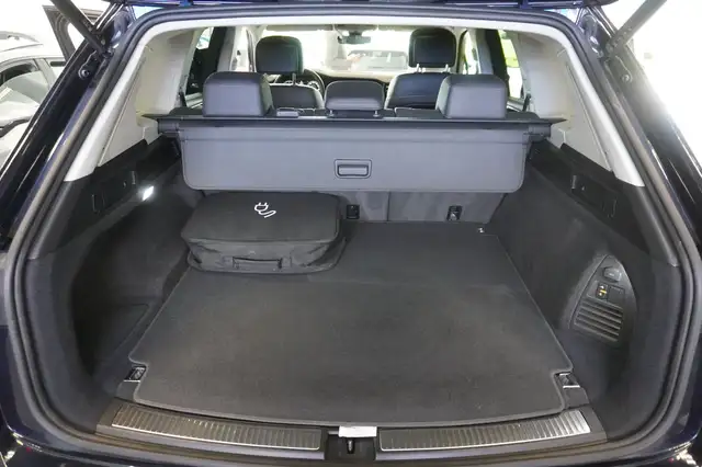 Volkswagen Touareg view 11