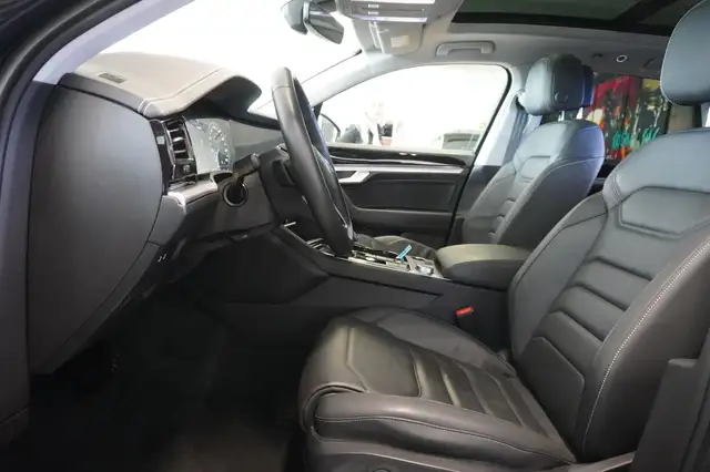 Volkswagen Touareg view 8
