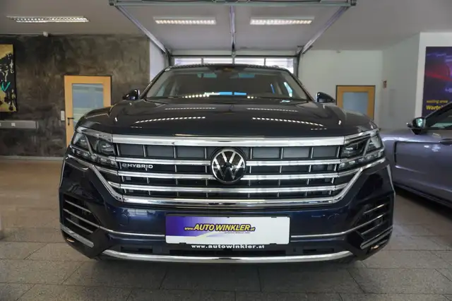 Volkswagen Touareg view 2