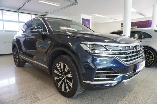 Volkswagen Touareg view 3