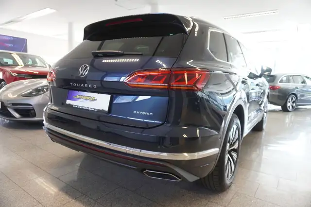 Volkswagen Touareg view 5