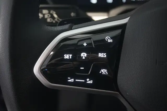 Volkswagen Touareg view 13