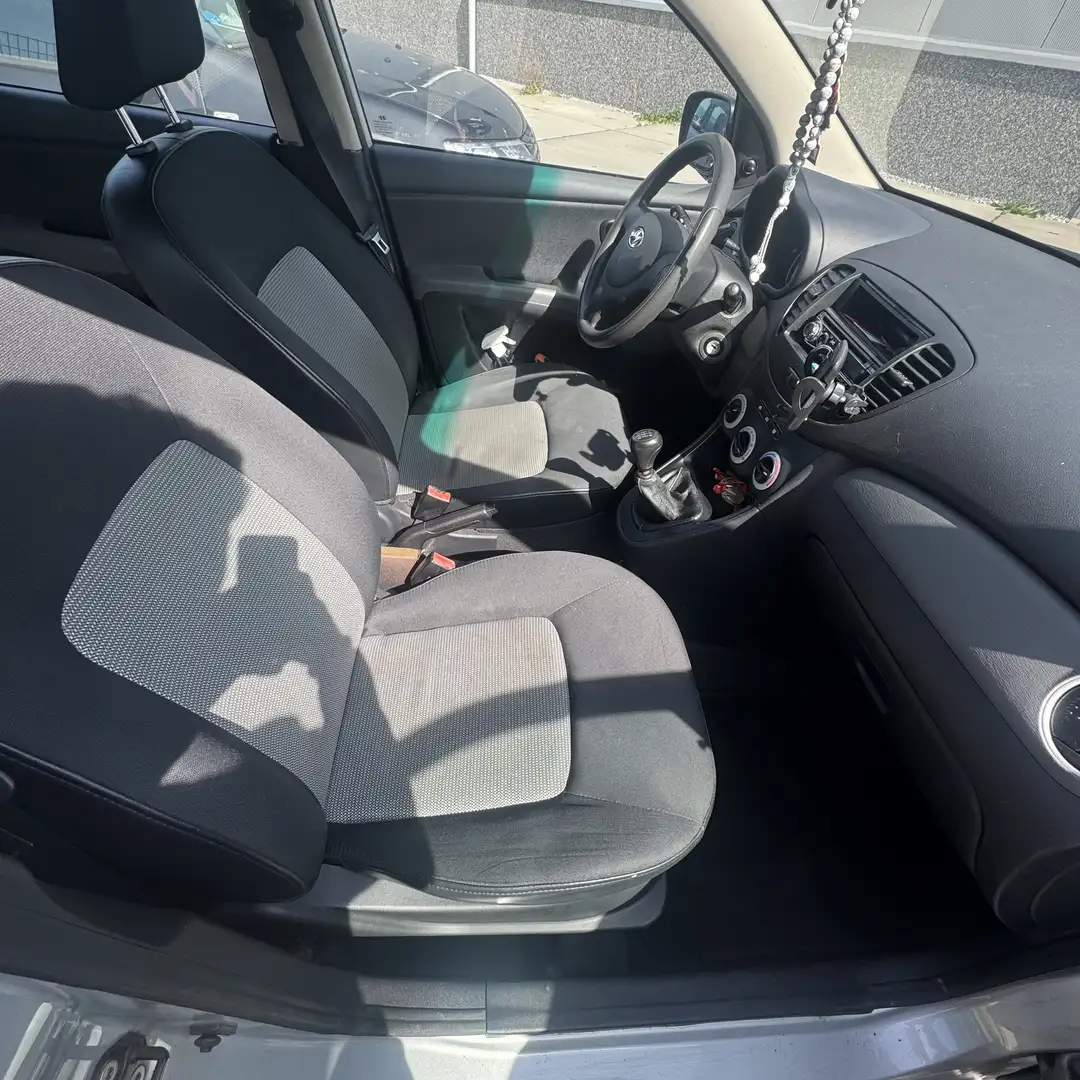Hyundai i10 1.1 Active Grijs - 2