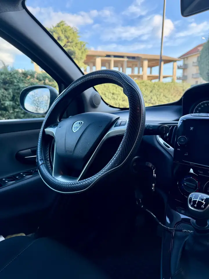 Lancia Ypsilon 2021 — фото 8