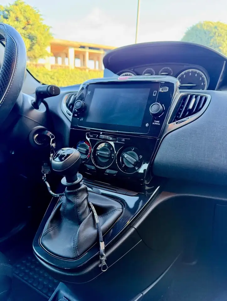 Lancia Ypsilon 2021 — фото 12