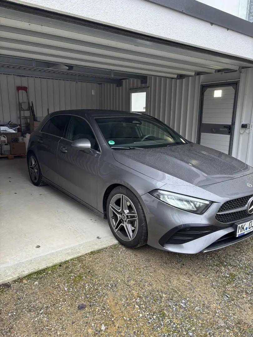 Mercedes-Benz A 180 Design und Ausstattung AMG Line Mild-Hybrid Grau - 2