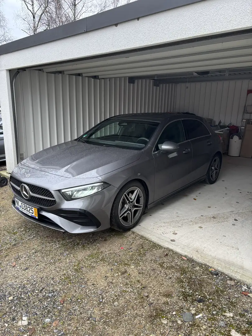 Mercedes-Benz A 180 Design und Ausstattung AMG Line Mild-Hybrid Grau - 1