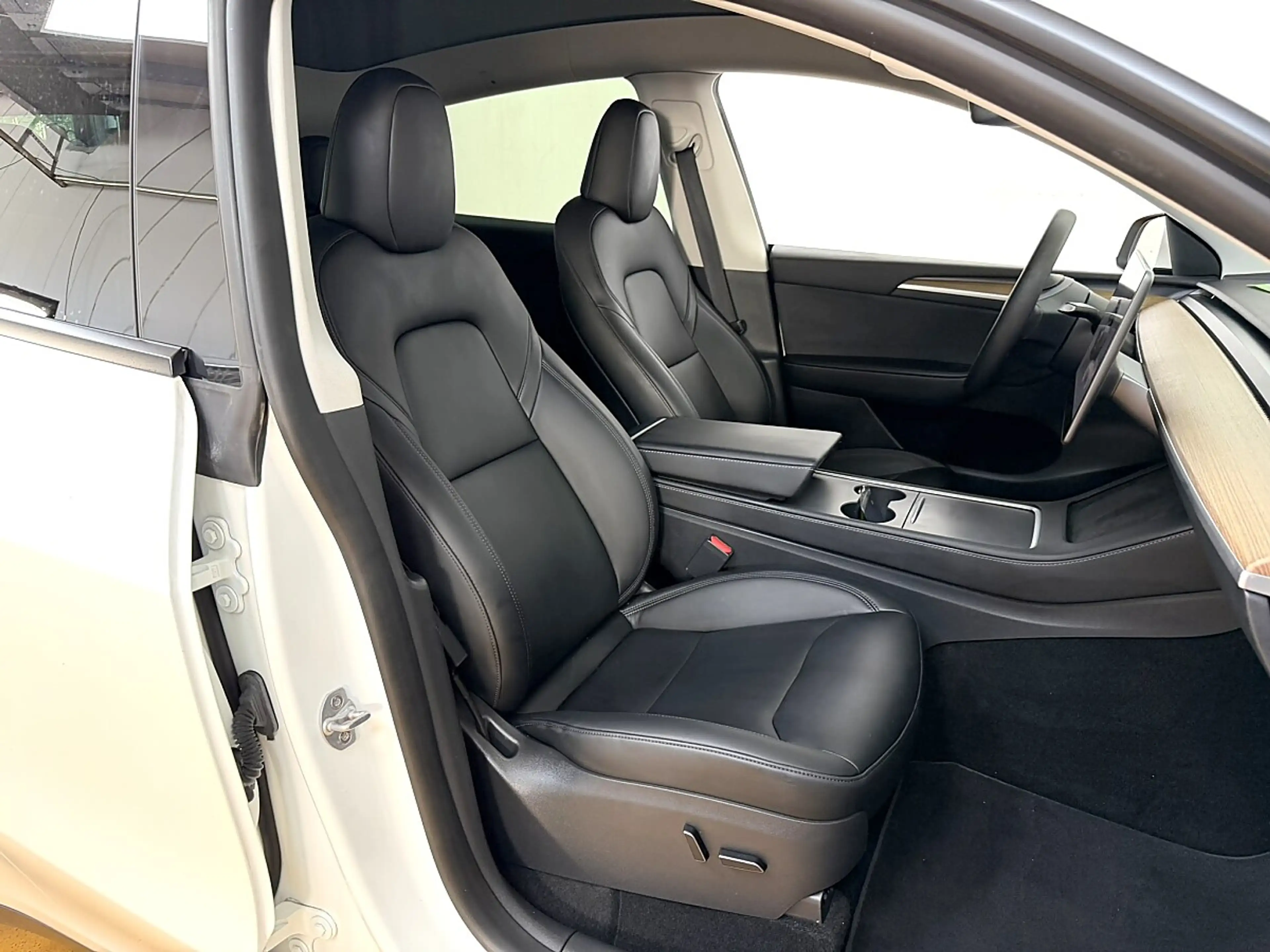Tesla Model Y Dual Maximale Reichweite Dual AWD — photo 10
