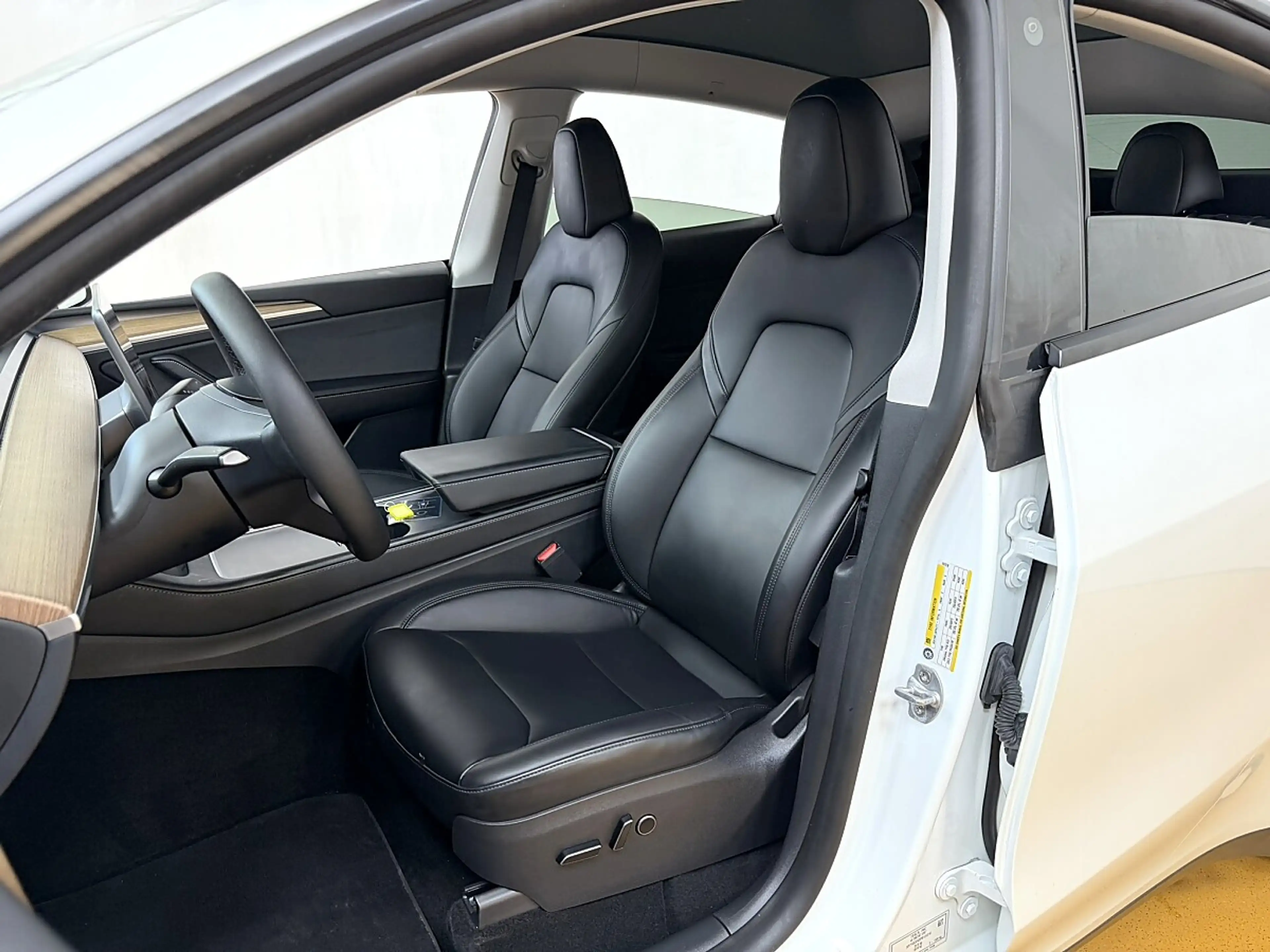 Tesla Model Y Dual Maximale Reichweite Dual AWD — photo 5