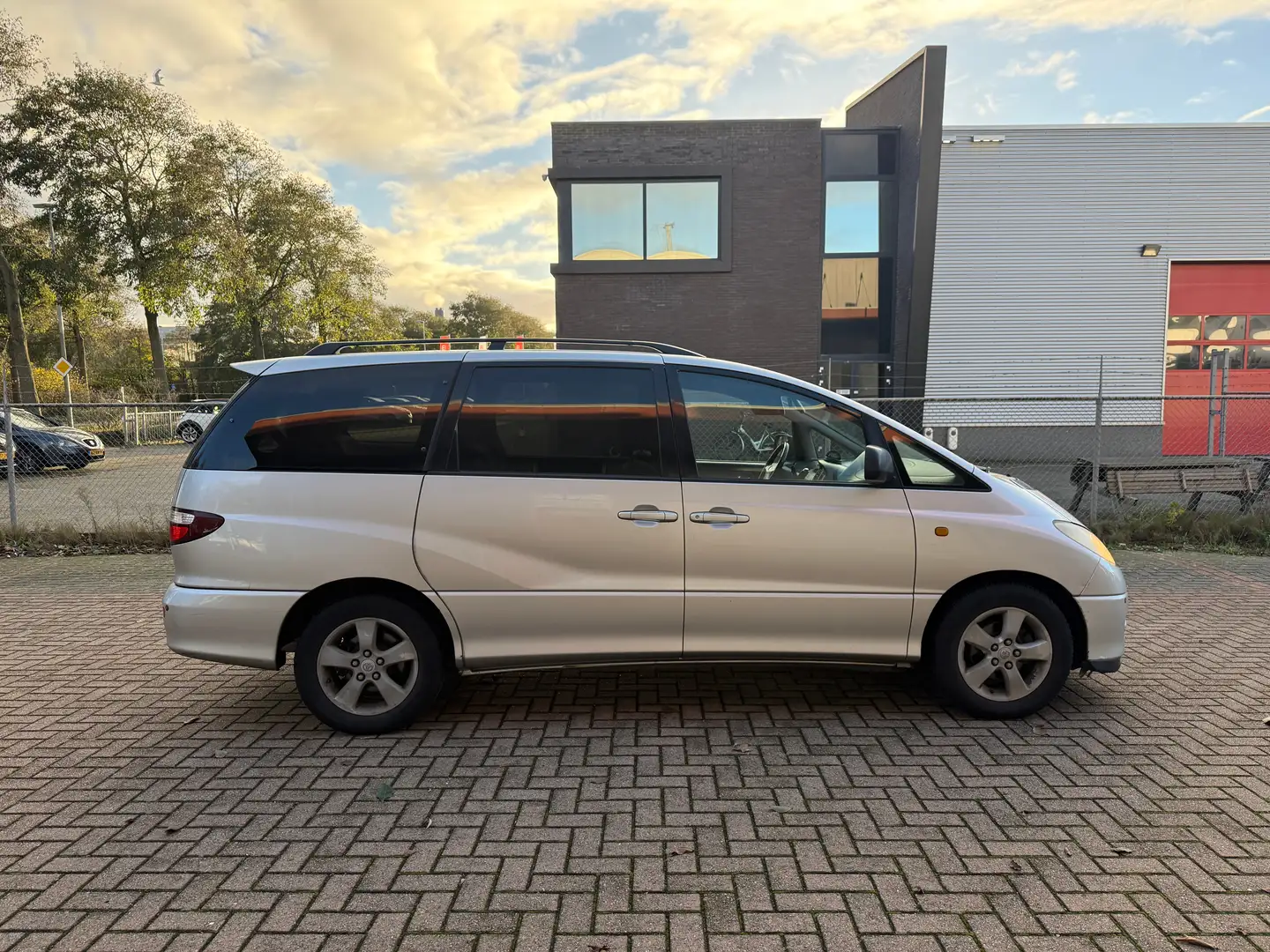 Toyota Previa 2.4-16V AUT VVT-i Sol NAP Grau - 2