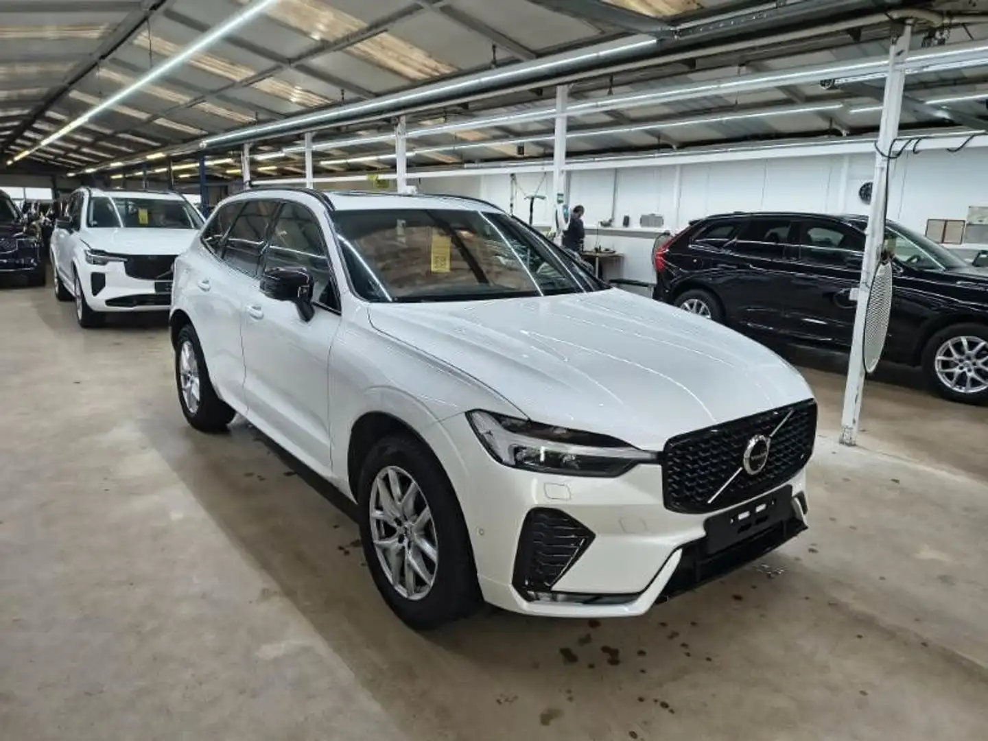 Volvo XC60 B5 Benzin AWD Dark Aut/HeadUp/AHK/LUFTF/21" Weiß - 2