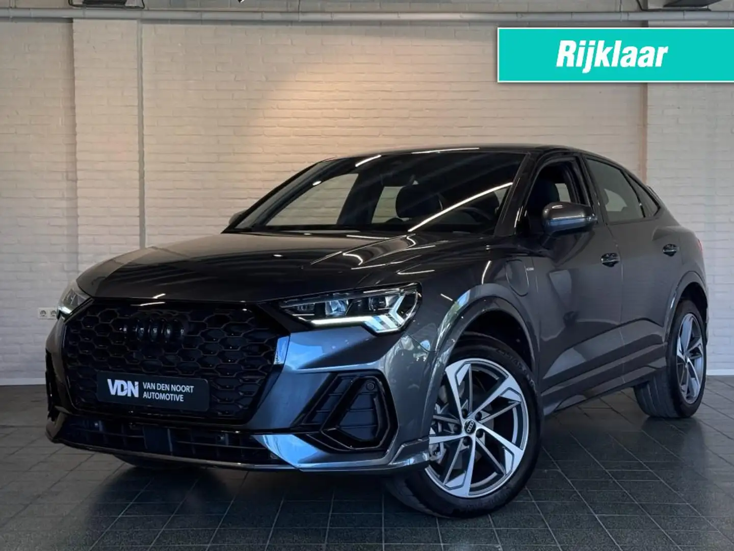 Audi Q3 45 TFSIe S-Line Black Edition Stoelv Dodehoek Navi Gris - 1