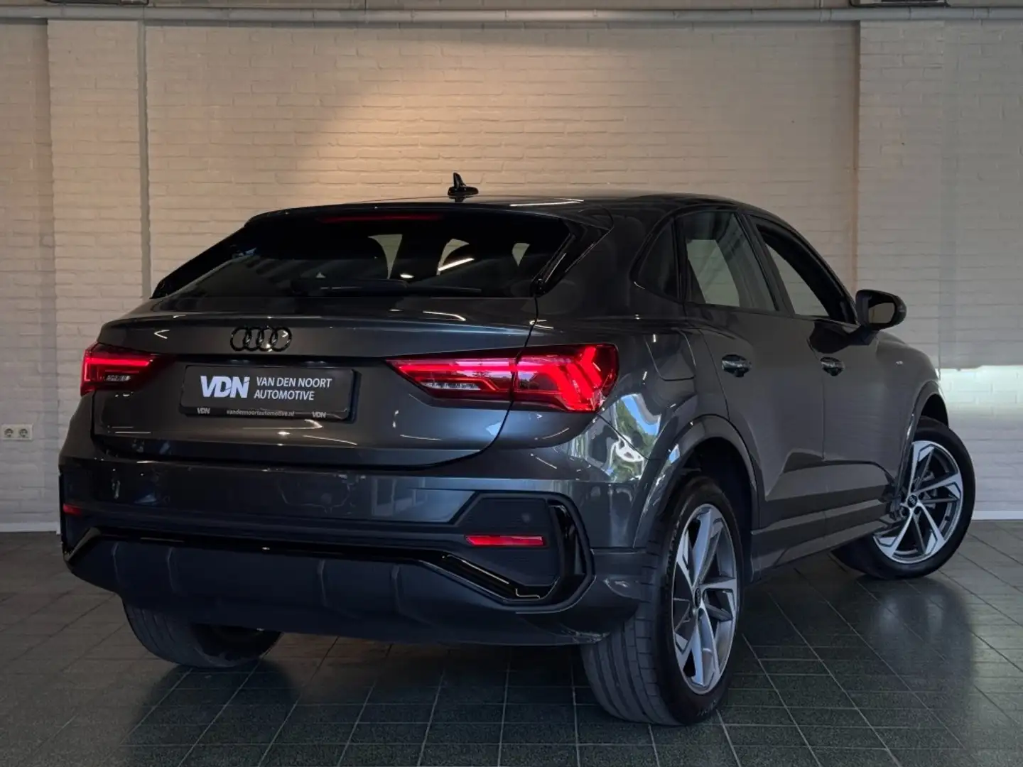 Audi Q3 45 TFSIe S-Line Black Edition Stoelv Dodehoek Navi Gris - 2
