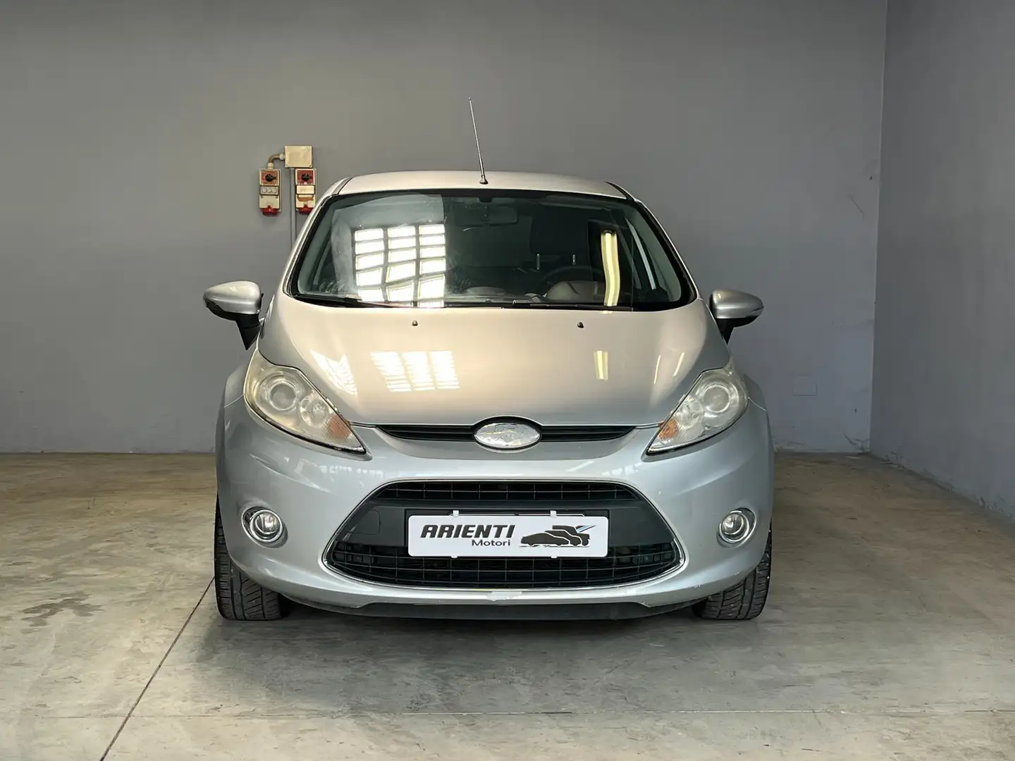 Ford Fiesta 1.2cc TITANIUM 82cv 5 PORTE x NEOPATENTATI Argento - 2