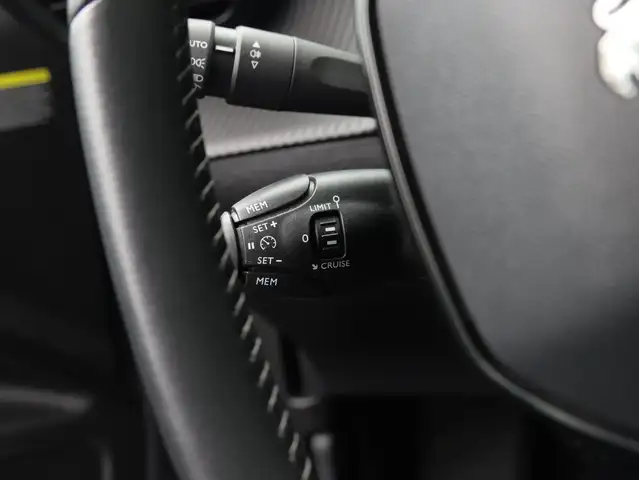 Peugeot E-2008 view 8