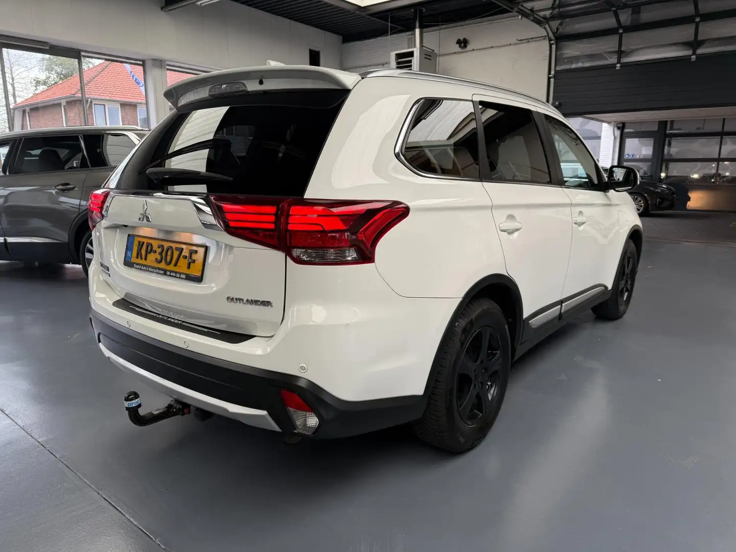 Mitsubishi Outlander 2.0 Business Edition Wit - 2