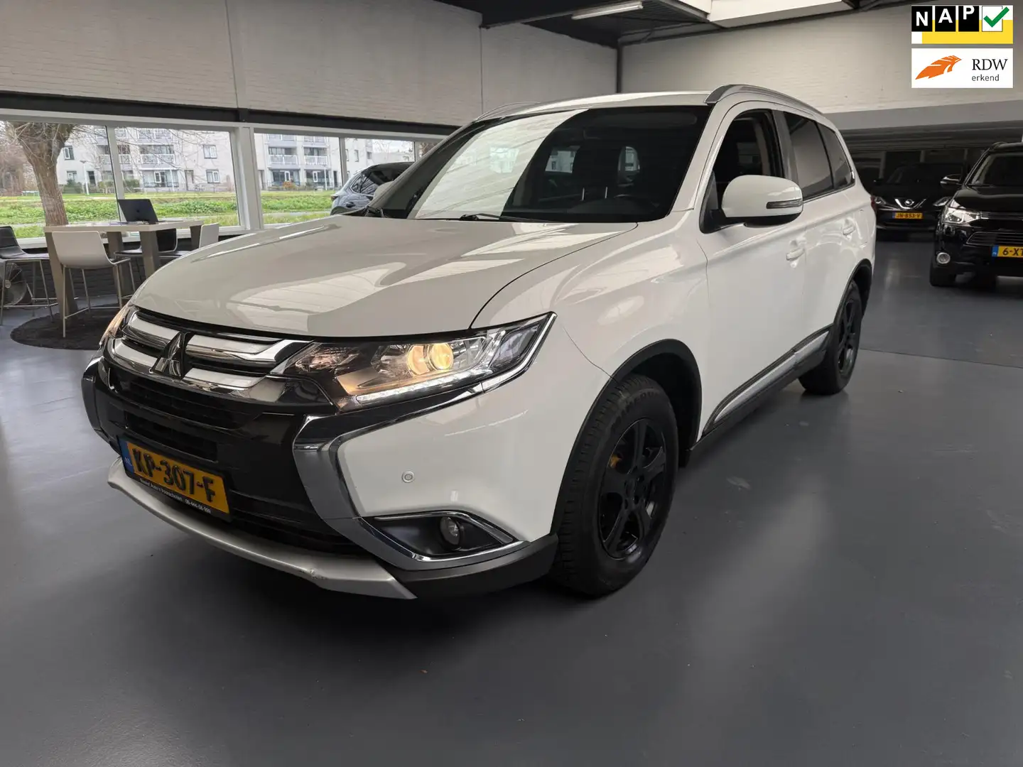 Mitsubishi Outlander 2.0 Business Edition Wit - 1