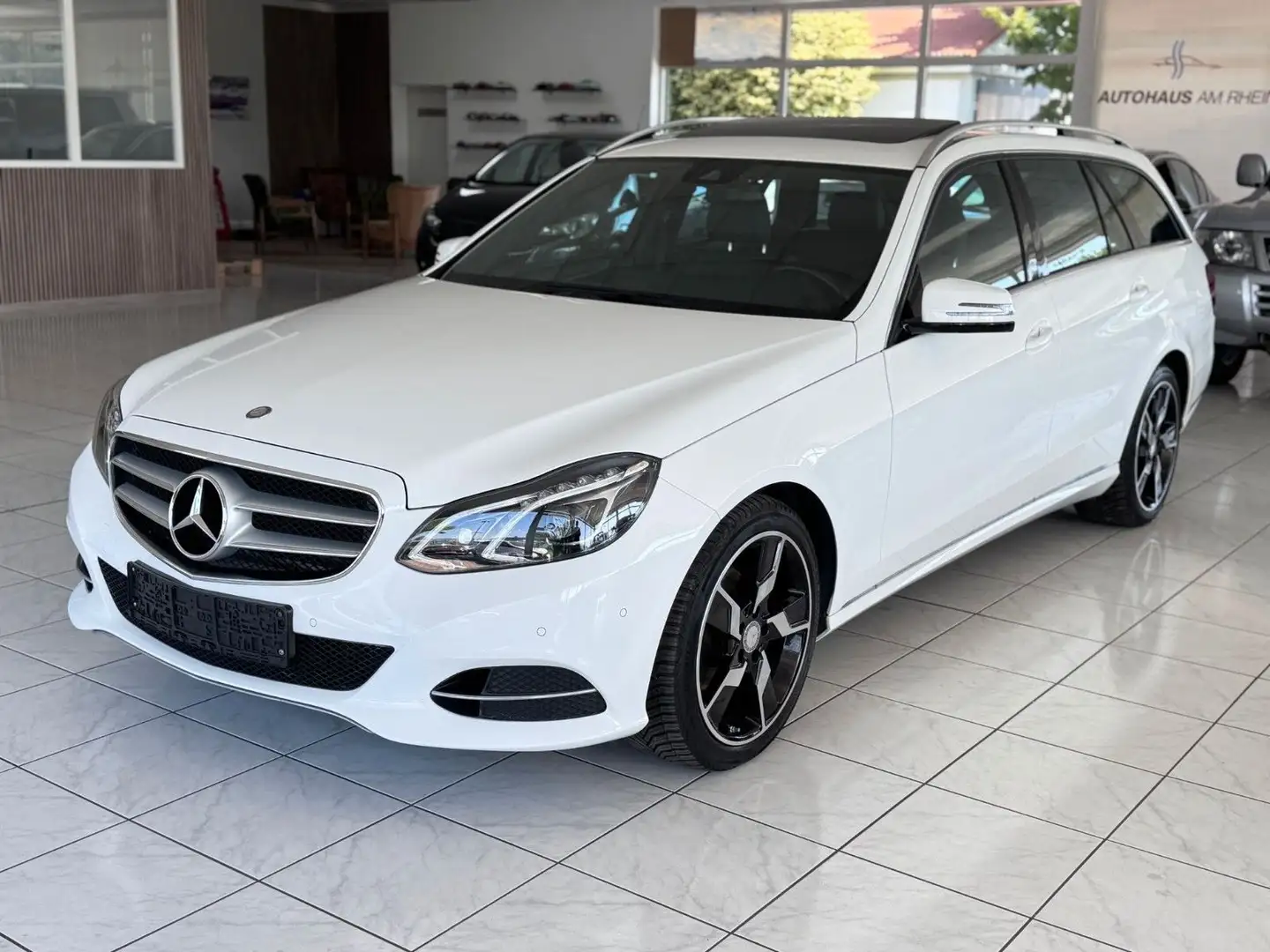 Mercedes-Benz E 220 CDI Schiebedach+Navi+AUT+Sitzhzg+PDC+AHK Blanc - 2
