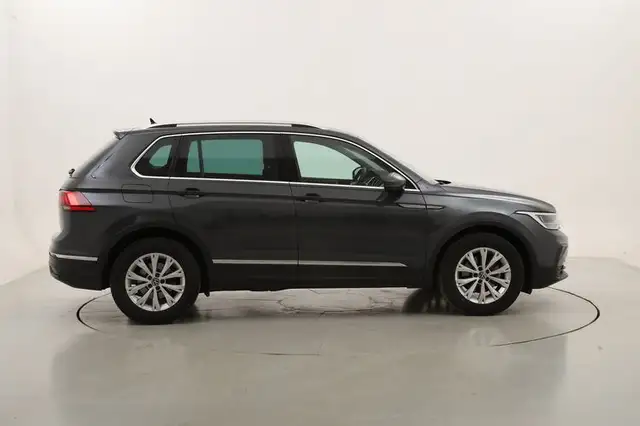 Volkswagen Tiguan view 6