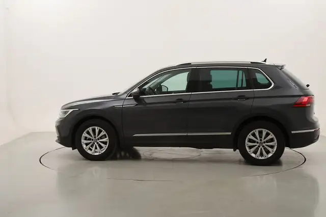 Volkswagen Tiguan view 2