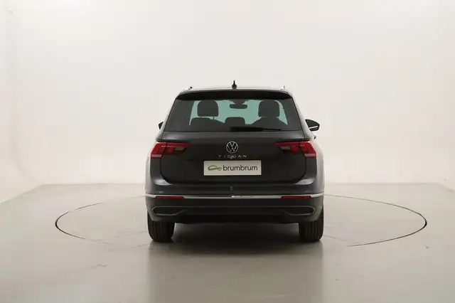 Volkswagen Tiguan view 4