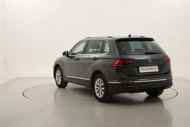 Volkswagen Tiguan view 3