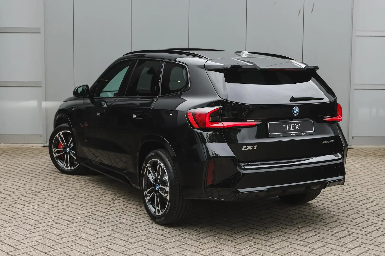 BMW iX1 eDrive20 M Sport / Panoramadak / Achteruitrijcamer Zwart - 2